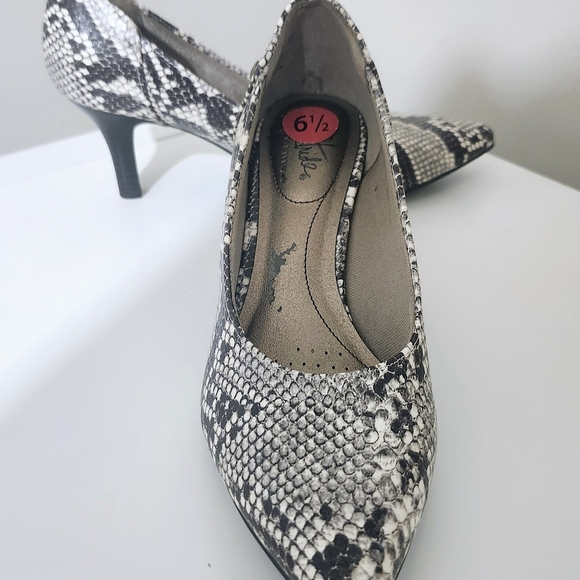 Life Stride Snakeskin Patterned Women's Heels - Picture 3 of 10